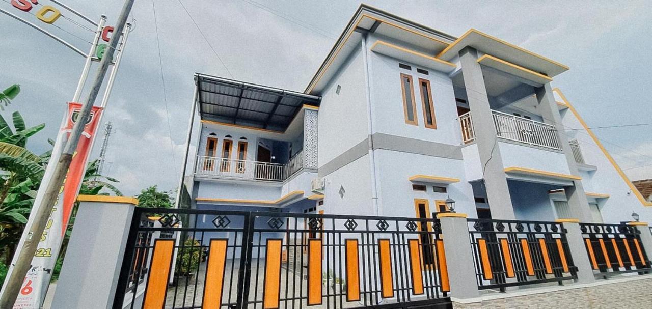 Hotel Griya Mbak Tafik Syariah Gendingan Exterior foto